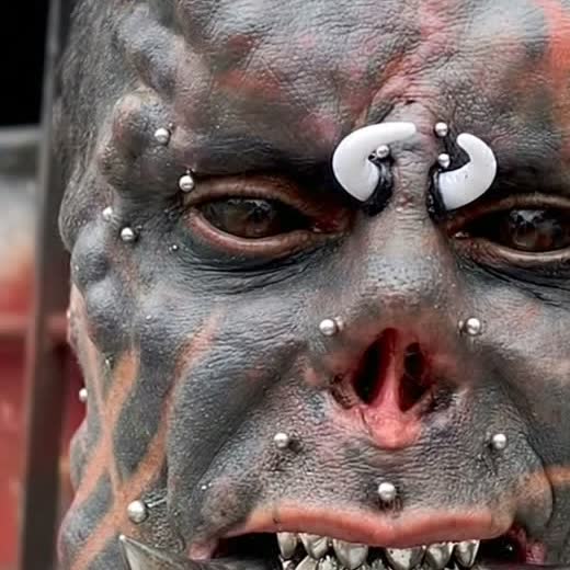 Nahaufnahme von Augen, Nase und Piercings – die Arbeit aus nächster Nähe.