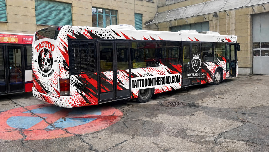 Der Tattoo-Bus von hinten: grosses Totenkopf-Logo am Heck, rot-schwarze Splitter.