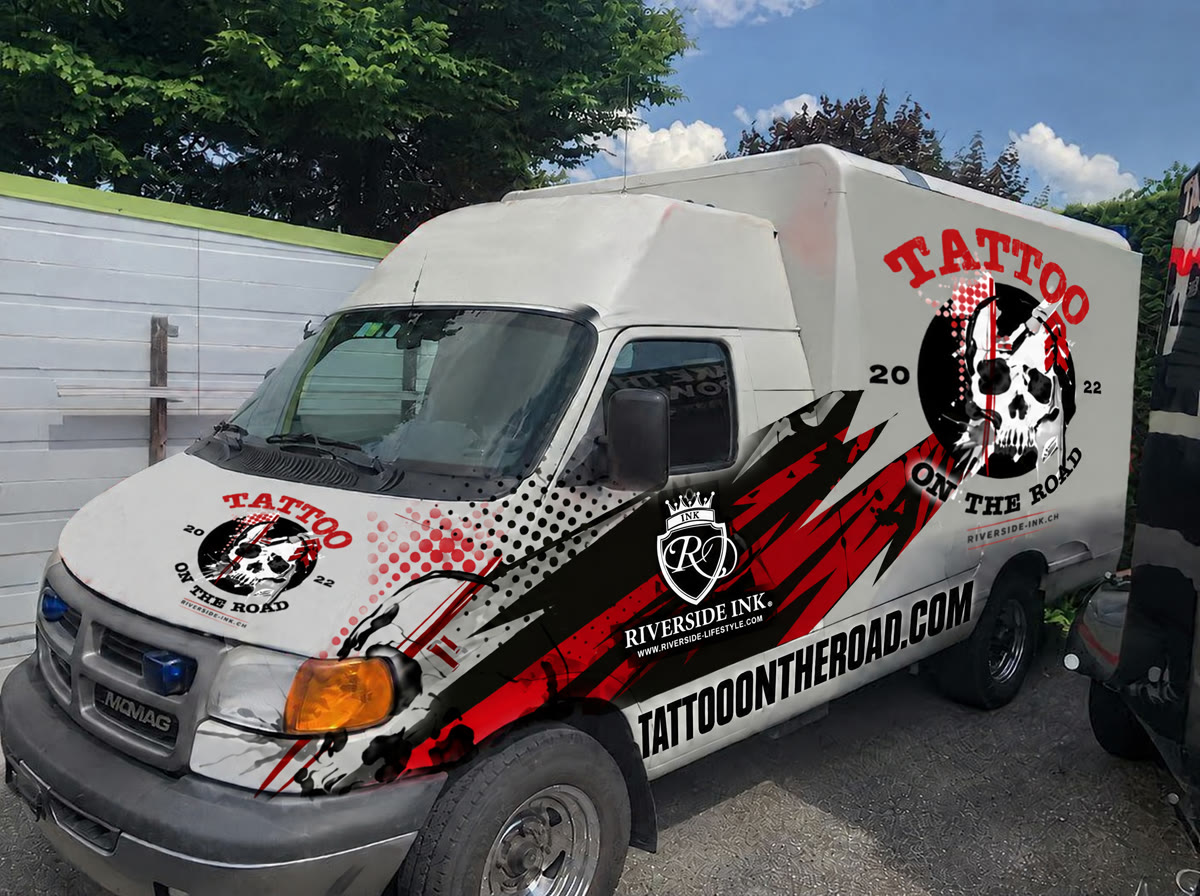 Der Tattoo-On-The-Road-Wagen, ein Mowag-Rettungswagen, im Totenkopf-Design: Totenkopf-Logo 2022, rot-schwarze Splitter, Riverside-Ink-Wappen mit www.riverside-lifestyle.com und der Schriftzug tattooontheroad.com.