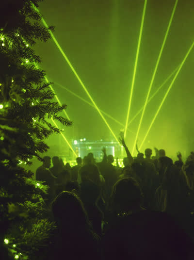 Dichte Menge im Club unter grünen Laserstrahlen.